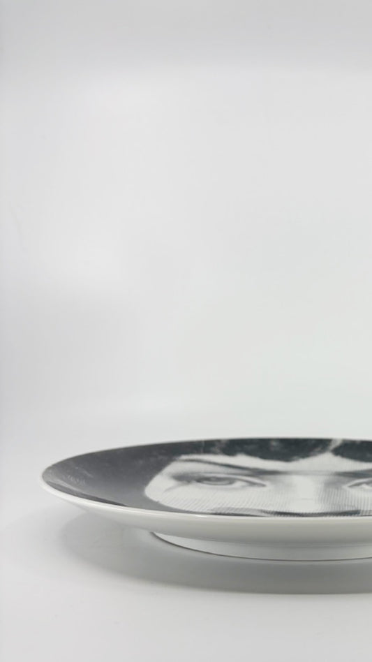 Dekorteller Lina Cavalieri de Fornasetti von Piero Fornasetti