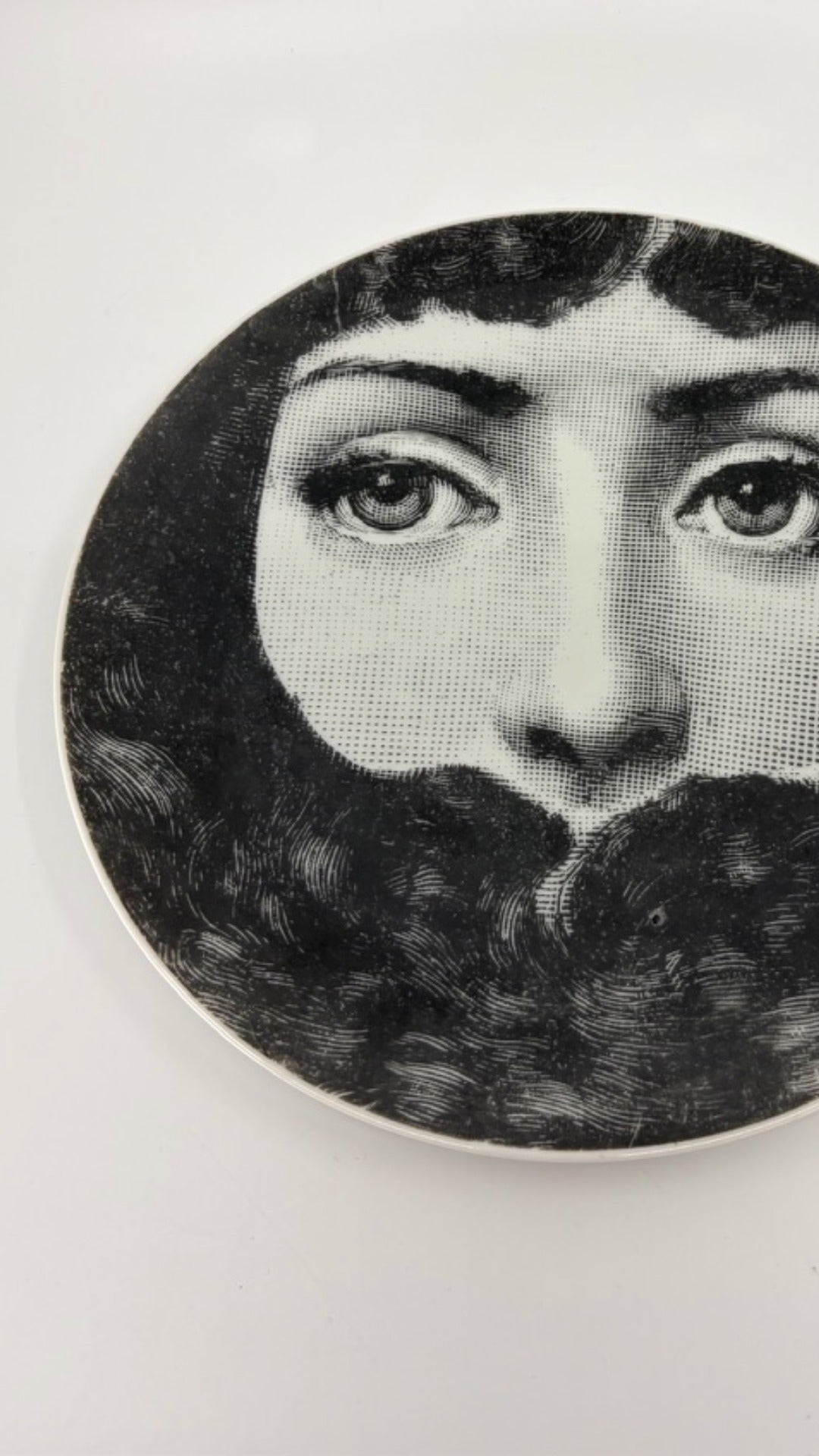 Dekorteller Lina Cavalieri de Fornasetti von Piero Fornasetti