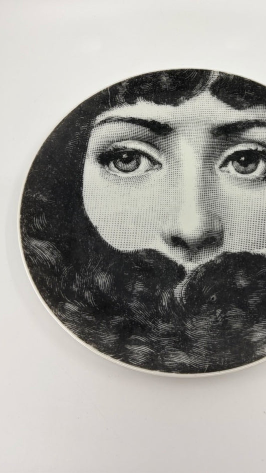 Dekorteller Lina Cavalieri de Fornasetti von Piero Fornasetti