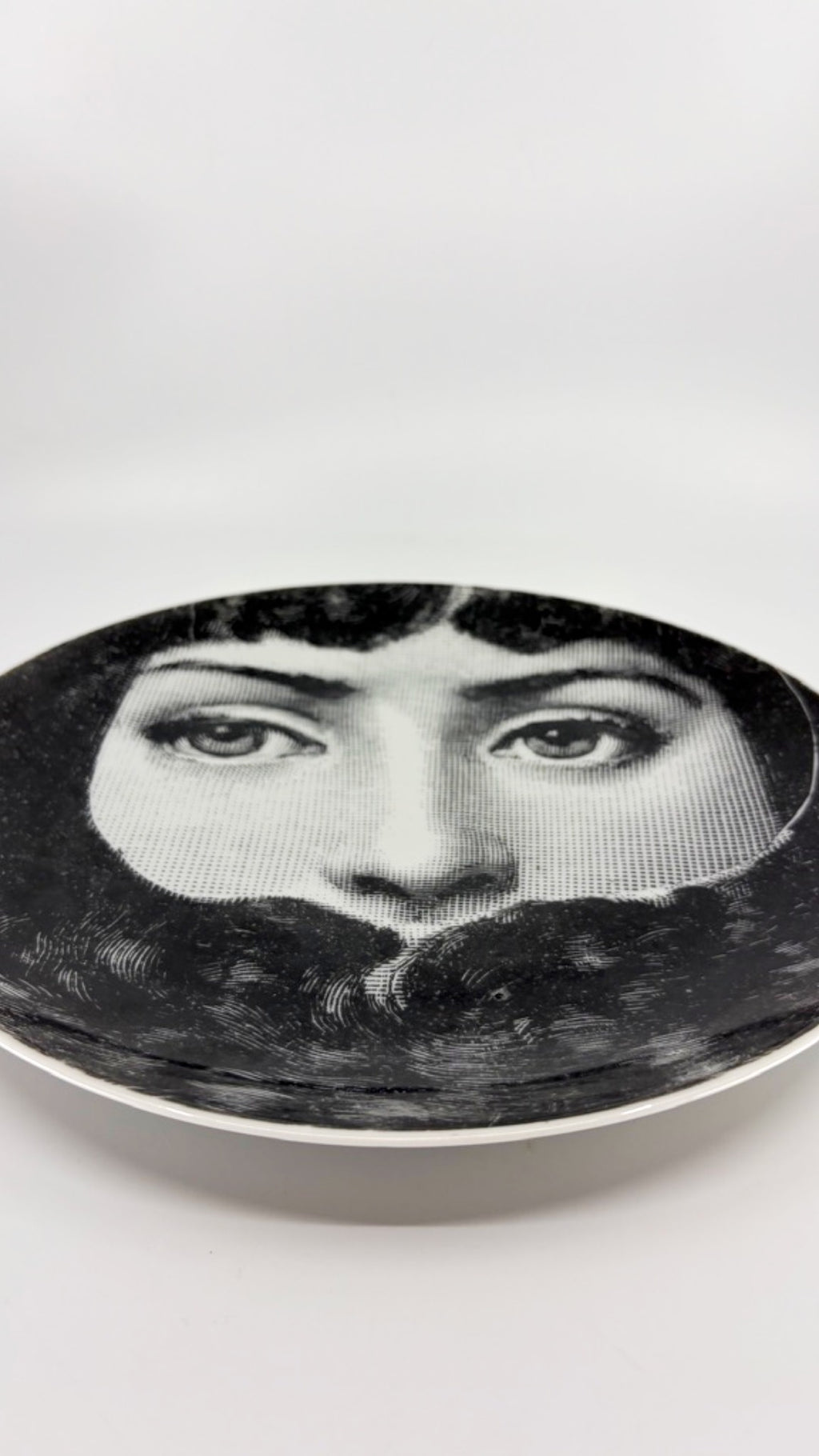 Dekorteller Lina Cavalieri de Fornasetti von Piero Fornasetti