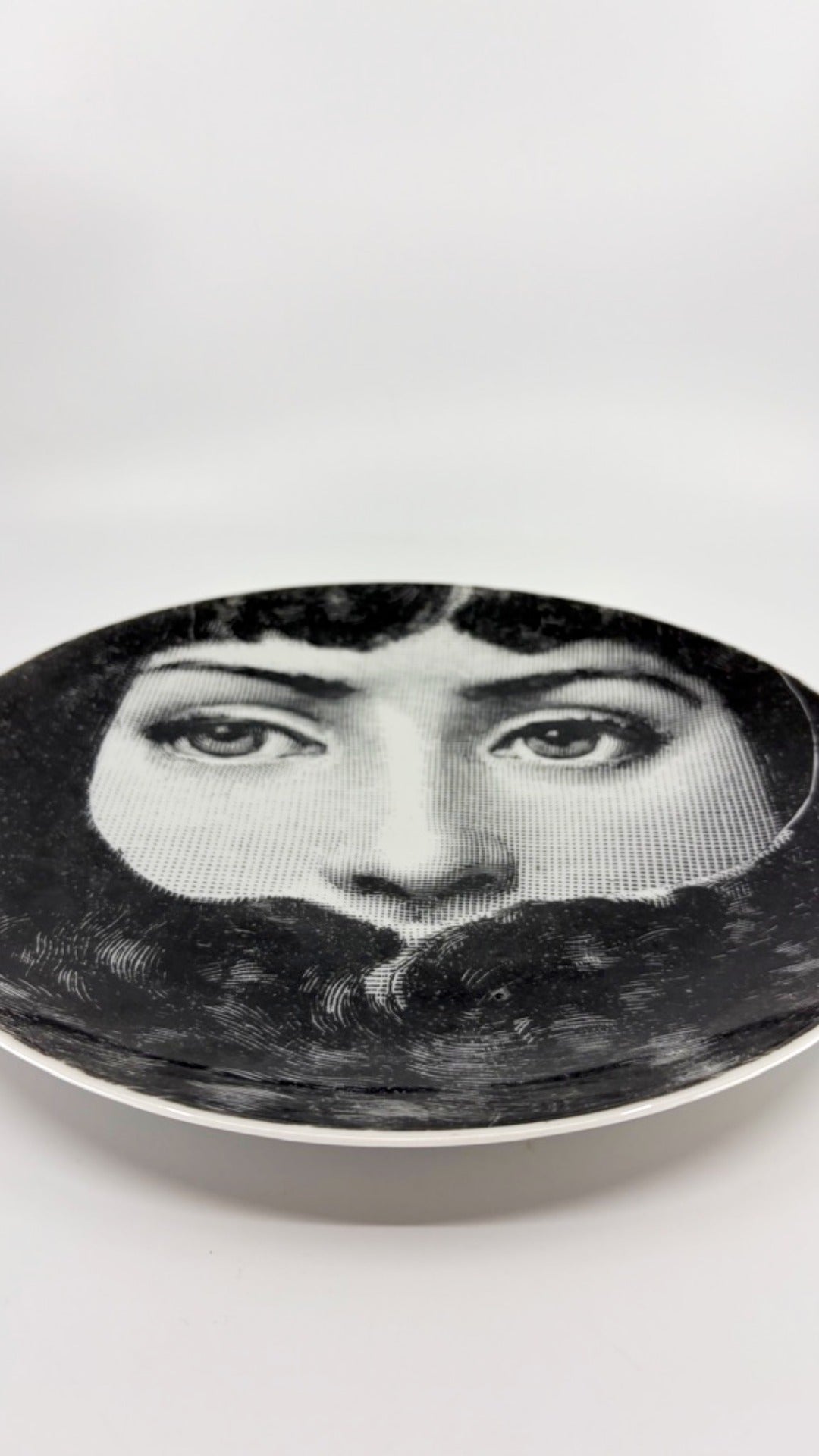 Dekorteller Lina Cavalieri de Fornasetti von Piero Fornasetti
