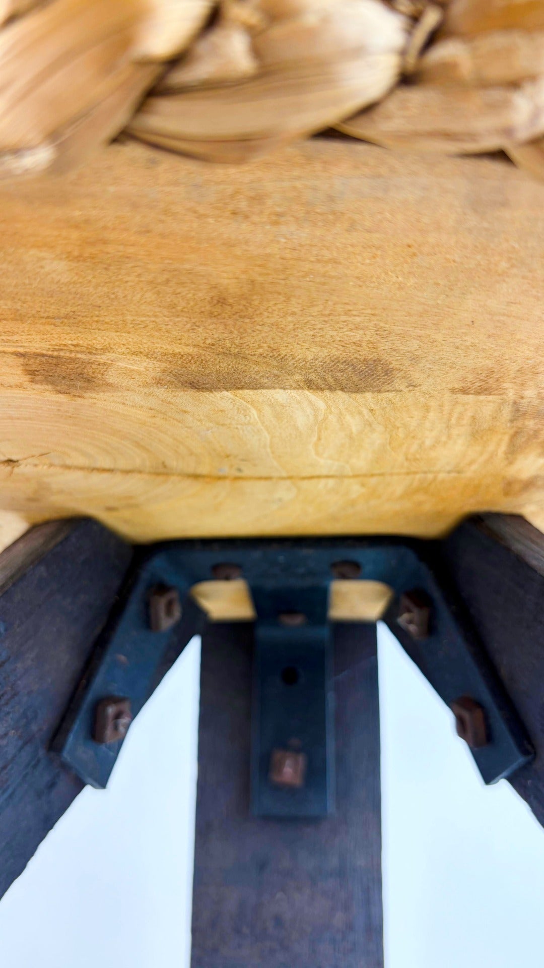 Dreibein-Hocker mit geflochtenem Sitz von Audoux & Minet